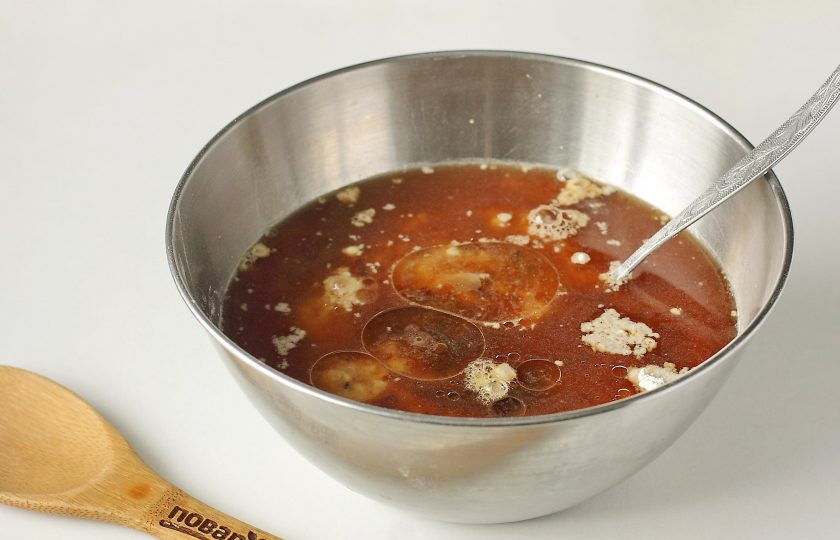 1. Этап. Кекс Монастырский: Добавьте остывший чай с вареньем и масло.