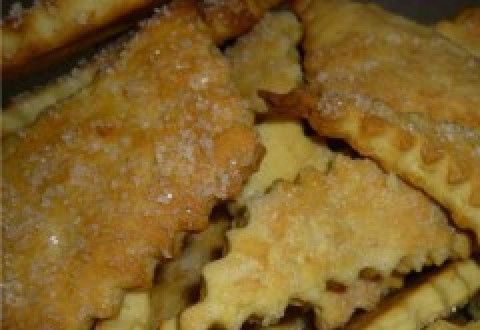 1. Этап. Коржики на сметане: Выкладываем коржики на противень,смазанный маслом. Выпекаем 10 минут при температуре 200-220 градусов. Коржики должны получиться светлыми, самую малость румяными.