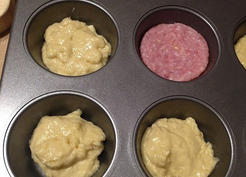 1. Этап. Булочки-кексики с салями: 5. Делим тесто пополам, одну часть раскладываем в 8-10 формочек. И выкладываем колечки салями, слегка вдавливая их в тесто. У меня в этот раз салями как раз по размеру формочек, это не очень хорошо.