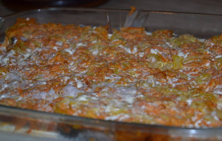 1. Этап. Горбуша в сливках: Заливаем все обильно сливками и ставим форму в духовку разогретую до 200 градусов на 30 минут.