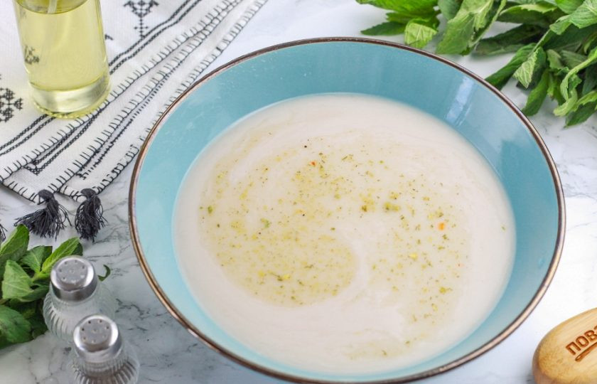 1. Этап. Хлеб в духовке: Влейте теплую воду в глубокую емкость. Температура воды не должна превышать 35 градусов, иначе дрожжи не активируются. Всыпьте сахар и соль, приправу, раскрошите живые дрожжи и тщательно все перемешайте. Если используете сухие дрожжи, то их добавляйте вместе с мукой.