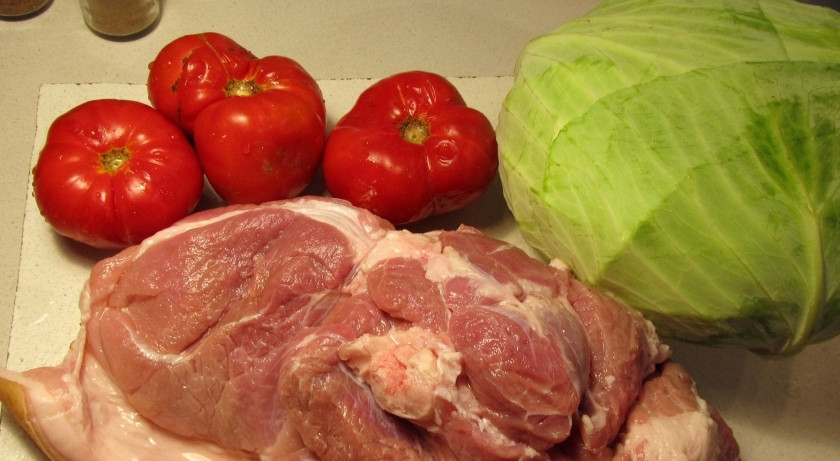 1. Этап. Томатный суп с капустой и мясом: Подготовьте все главные ингредиенты. Разморозьте окорок.