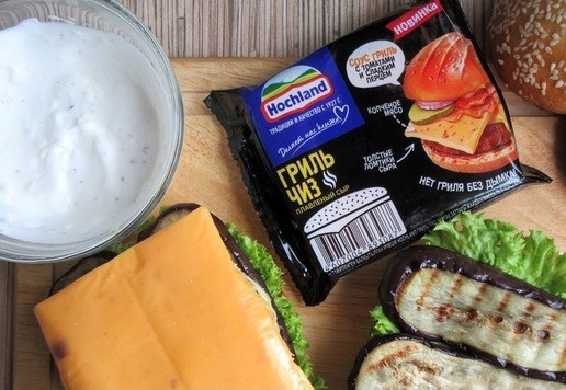 1. Этап. Чикенбургер с сыром и баклажанами: На нижние части булочек выложите по листу салата, затем уложите слой баклажанов.