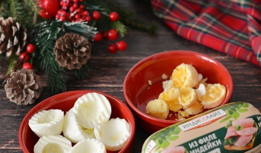 1. Этап. Яйца, фаршированные ветчиной: Яйца сварите вкрутую, очистите от скорлупы. Разрежьте на половинки и удалите желтки. Белки пока отставьте в сторону.