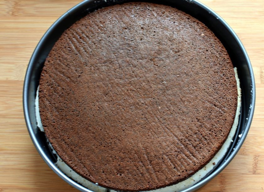 1. Этап. Маковый торт с йогуртовым муссом и белым шоколадом: Выложите половину мусса на корж в разъемной форме и поставьте в морозилку минут на 5 до легкого схватывания мусса, затем уложите сверху второй корж.