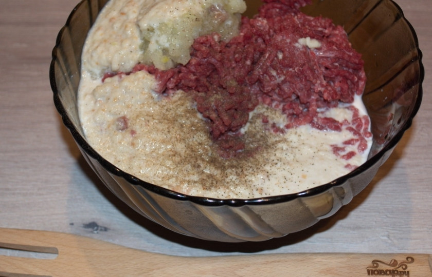 1. Этап. Котлета по-шадрински: Разбухший батон и нарезанный шпик пропустите вместе с луком и очищенным чесноком через мясорубку.