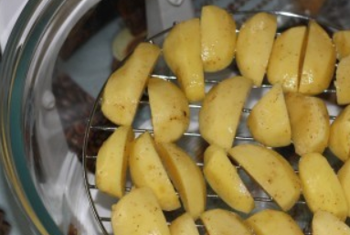 1. Этап. Картофель по-деревенски в аэрогриле: Решетку аэрогриля смазываем растительным маслом, выкладываем картофель.