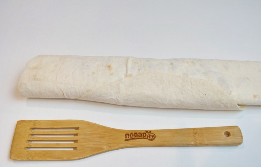 1. Этап. Жареный лаваш с колбасой и сыром: Сверните лаваш рулетом.