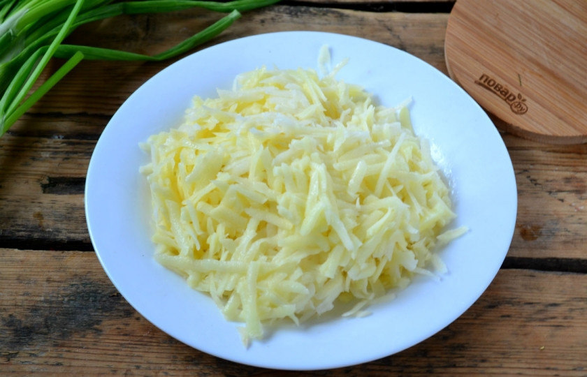 1. Этап. Мясо под шубой: 2. Картофель натрите на терке.