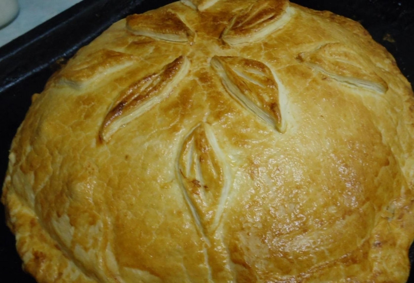 1. Этап. Курник из бездрожжевого теста: 18. Из обрезков теста вырезаю листочки, украшаю ими пирог, отправляю его в разогретый до 200 градусов духовой шкаф на 10 минут, после чего убавляю температуру до 170 и готовлю еще 5 минут.