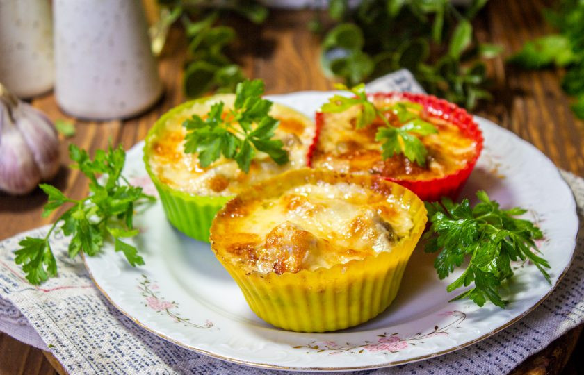 1. Этап. Жульен с курицей и грибами в формочках для кекса: Жульен в формочках для кексов готов! Подавайте его горячим! Приятного аппетита!