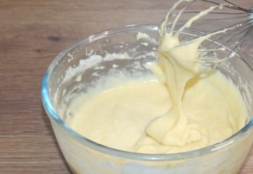 1. Этап. Кекс с кремом из творожного сыра: 8... и вмешиваем в тесто миксером на низкой скорости.