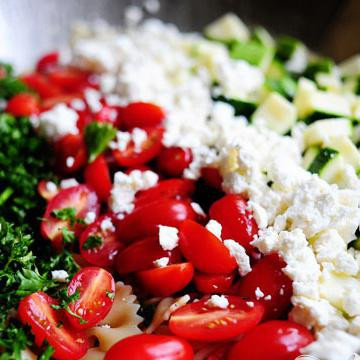 1. Этап. Паста салат с помидорами, цукини, и сыром Фета: Далее, добавьте немного сыра Фета.