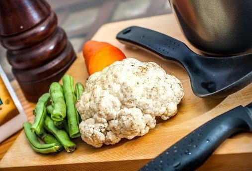 1. Этап. Овощной суп с лапшой: 1. Подготовьте любые овощи, которые есть под рукой. Вымойте, обсушите, при необходимости очистите, нарежьте.