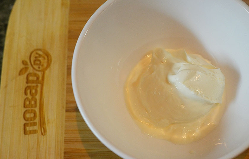 1. Этап. Пасха со вкусом Тирамису: 1.Сливки взбейте с сахаром.