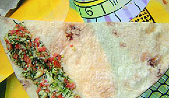 1. Этап. Жареный лаваш с сыром: 2. Лаваш нарезаем треугольниками с широкой основой, как на фото. На самую широкую часть выкладываем начинку, и начинаем скручивать тонкий рулетик. Каждый смажем взбитым яичным белком.