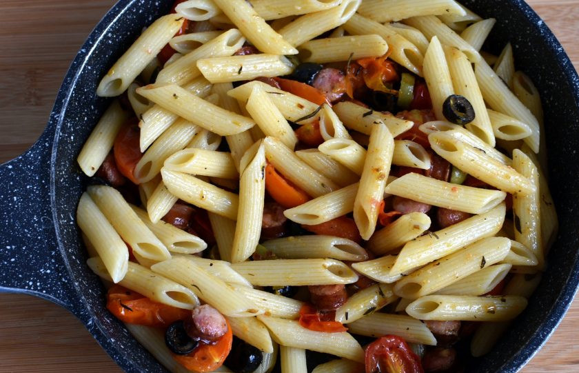 1. Этап. Паста с колбасками, маслинами и пряными травами: Затем влейте немного воды, в которой варилась паста и тушите 3-4 минуты. Выложите пасту в сковороду к колбаскам, хорошо перемешайте и тут же подавайте.