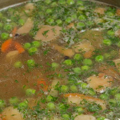 1. Этап. Русский постный суп: готовьте суп ещё в течении двух минут, посолите по вкусу и выключите огонь.