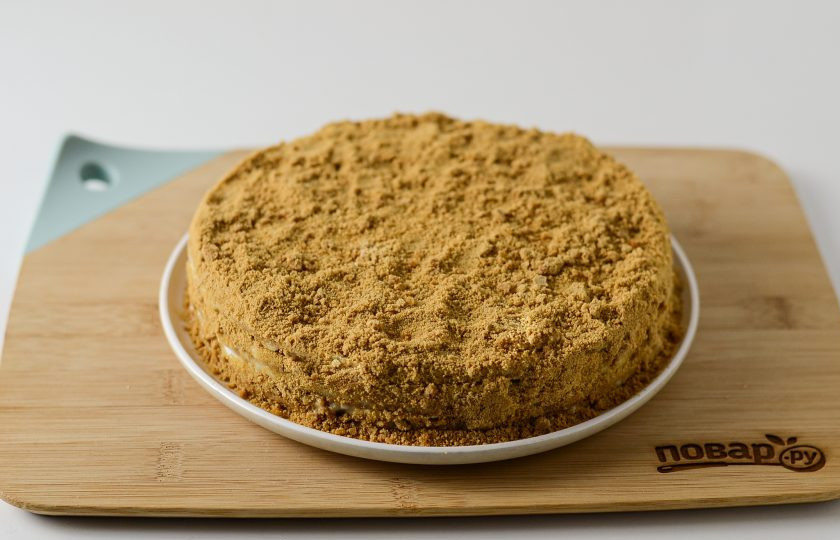 1. Этап. Вегетарианский медовик: Обсыпьте бока и верхушку крошкой. Уберите медовик в холодильник минимум на 4 часа, а лучше на ночь, пропитаться.