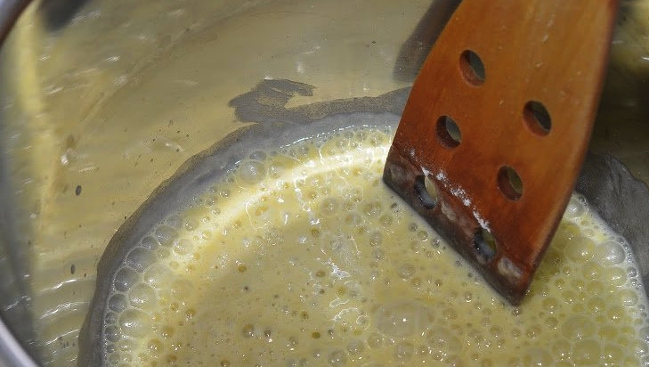 1. Этап. Подлива с сардельками: 4. Пока обжариваются овощи с сардельками, сделайте подливу. В отдельной кастрюле растопите сливочное масло, насыпьте туда муки и поджарьте одну минуту. Добавьте соль и перец по вкусу.