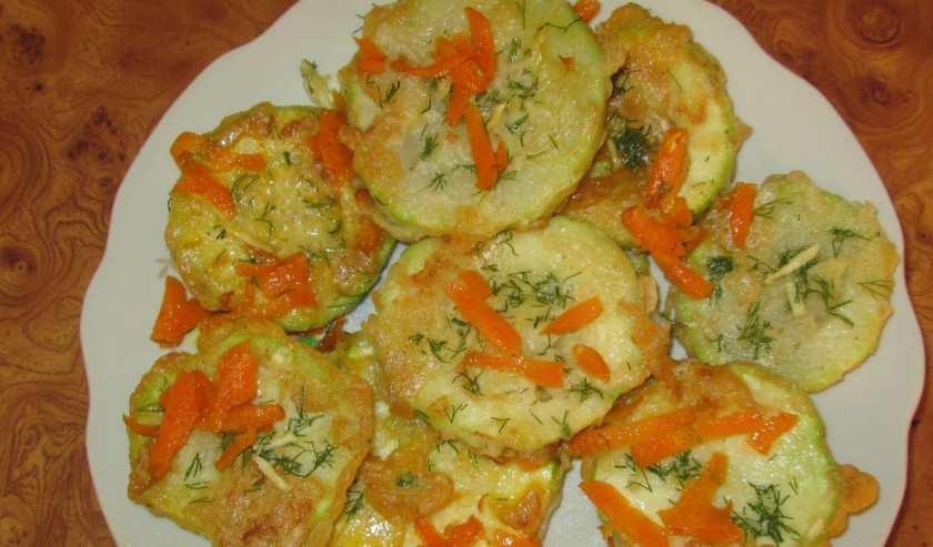 1. Этап. Кабачки на сковороде: Выкладываем наши готовые кабачки на сковороде и посыпаем морковкой. Вот такое блюдо у нас получилось. Приятного аппетита!