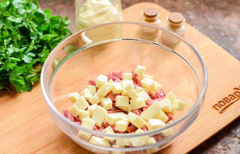 1. Этап. Салат с майонезом: Следом нарежьте кубиками сыр моцарелла, при желании можно взять просто твердый сыр или свой любимый вариант. Добавьте сыр к колбасе.