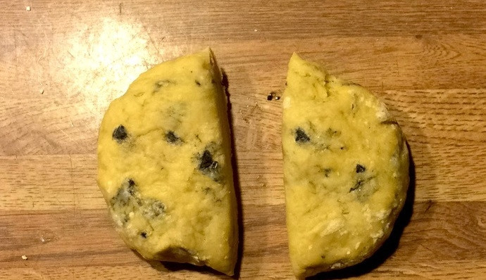 1. Этап. Самодельная паста: 3. Хорошенько вымесите тесто и оставьте его на 1 час, чтобы тесто отдохнуло. Разделите полученное тесто на 2 части.