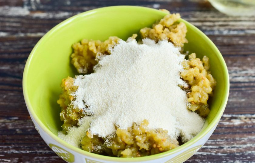 1. Этап. Суфле из баклажанов: Всыпьте манку и хорошо все перемешайте.