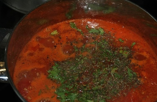 1. Этап. Томатный крем-суп со сливками: 7. Варим суп около 15 минут на слабом огне, постоянно помешивая. Можно добавить пряные травы, помидоры очень 