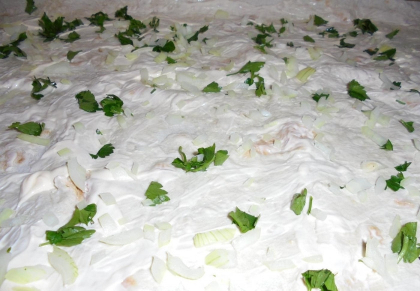 1. Этап. Лаваш с тунцом консервированным: 2. Оставляю лаваш на 5-10 минут, а тем временам чищу и мою лук, нарезаю его мелким кубиком, а зелень мою и рублю ножом, посыпаю ими лаваш.