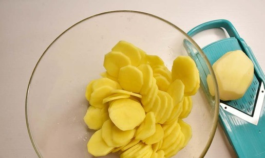 1. Этап. Картофельная запеканка с мясом: Картофель очищаю от кожуры, мою и натираю на терке тонкими слайсами. Несколько ломтиков откладываю для оформления верха запеканки.