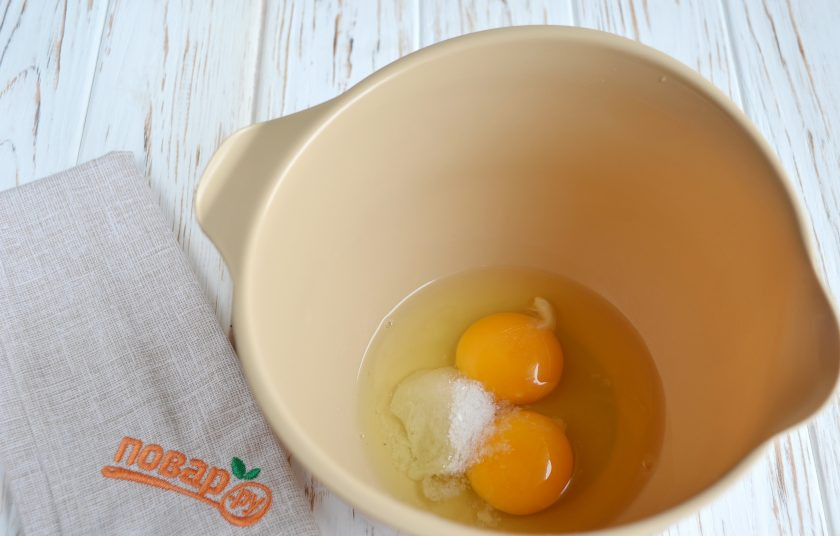 1. Этап. Вафли со шпинатом: 2. Яйца взбейте миксером с солью и сахаром.