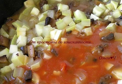 1. Этап. Спагетти с чечевично-грибным соусом: Влейте томатный сок, перемешайте.