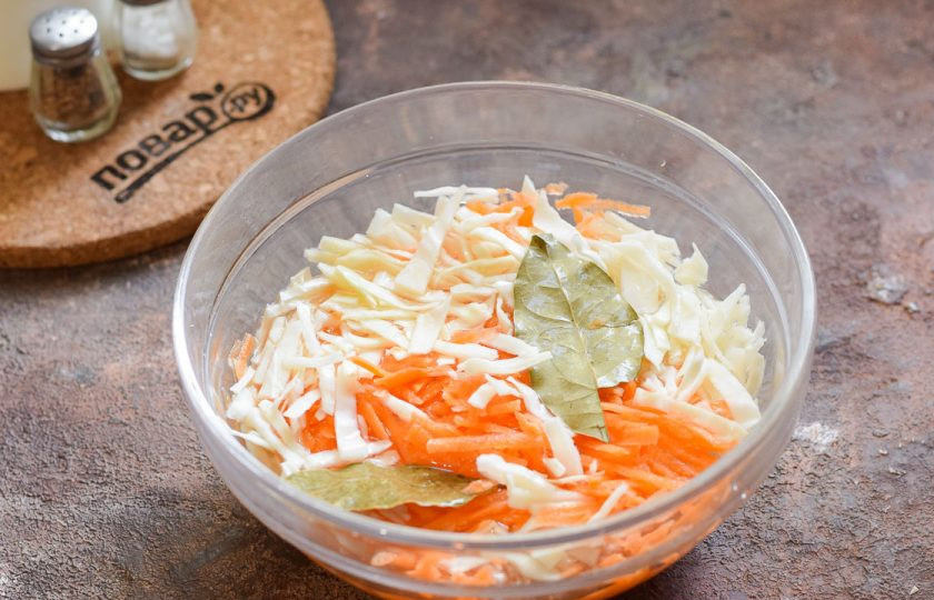 1. Этап. Салат из маринованной капусты с морковью: Смешайте капусту и морковь руками, можно в глубокой миске или переложите капусту в банку. Залейте слегка остывший маринад в капусту и уберите в холод на 12 часов.