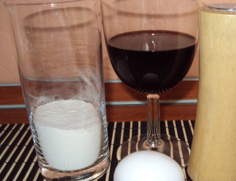 1. Этап. Кольраби в кляре: Взбейте яйцо, смешайте его с вином, мукой, посолите и оставьте на полчаса.