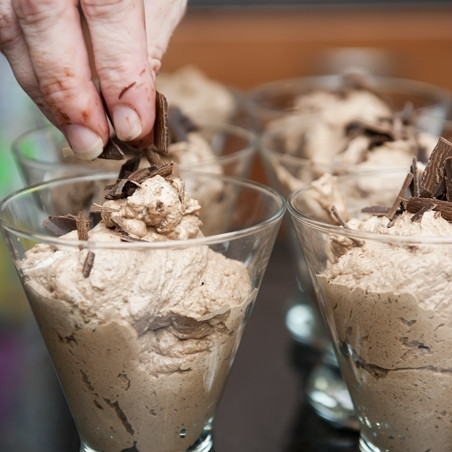 1. Этап. Шоколадный мусс: 7. Выложите шоколадный мусс в креманки или стаканчики, украсьте шоколадной стружкой.