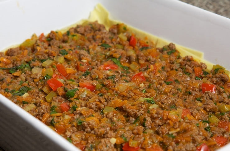 1. Этап. Лазанья с фаршем и овощами: 10. Распределите часть мясной начинки с томатом, оставив ее для остальных слоев.