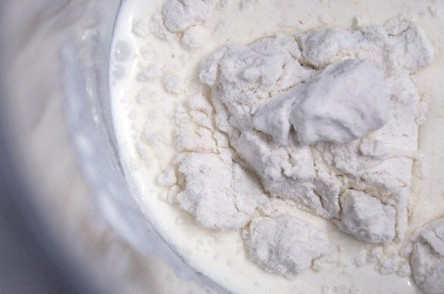 1. Этап. Молочная уха: 4. Пока варится рыба и картофель, нужно смешать сливки и муку. Мука не дает сливкам свернуться, делая суп густой консистенции.