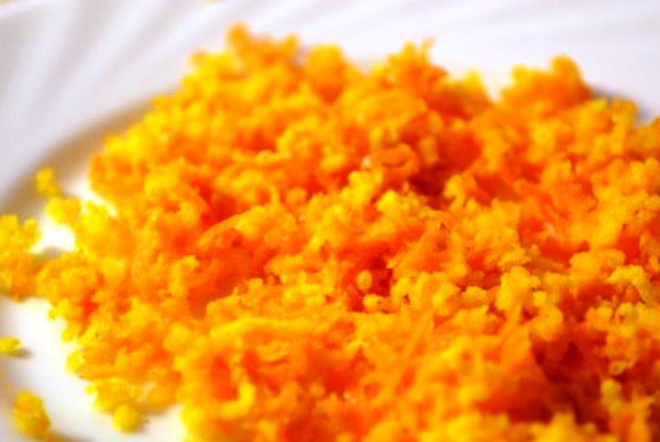 1. Этап. Кексы из моркови: Снимите цедру апельсина.