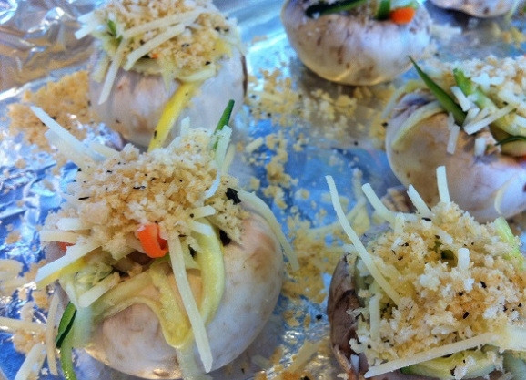 1. Этап. Шампиньоны, фаршированные овощами: 6. А сверху посыпьте начинку сухарями и мелко натёртым сыром.