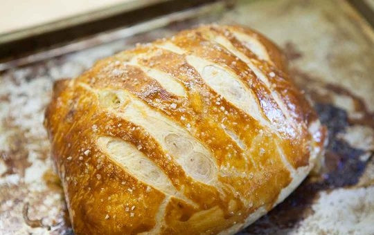 1. Этап. Говядина в горчице и слоеном тесте: 7. Можно сделать небольшие надрезы, чтобы тесто не деформировалось во время выпекания. Дайте рулету немного постоять, остыть.