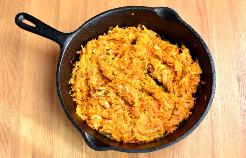 1. Этап. Салат с сердцем, морковью и луком: Пассеруйте овощи на масле, помешивая, до вашего любимого состояния. В процессе приготовления посыпьте сахаром, посолите и поперчите по вкусу.