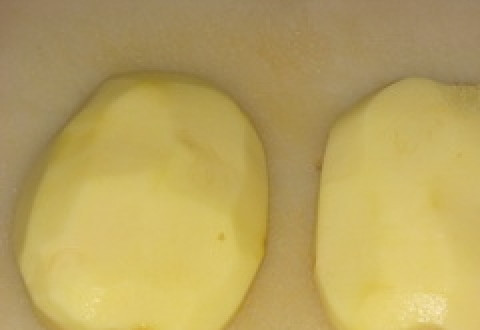 1. Этап. Картофель в рукаве для запекания: Разрезать каждую картофелину вдоль напополам.