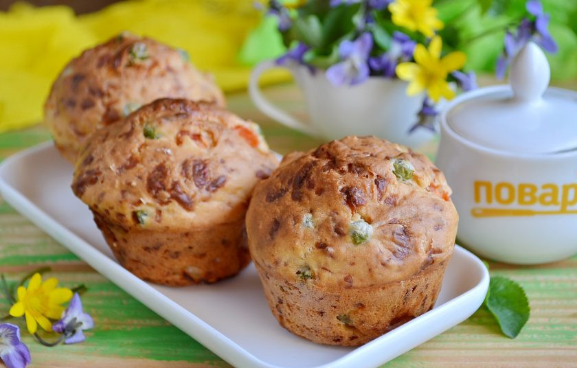 1. Этап. Булочки с брынзой и зеленым горошком: 10. Немного остудите в формочках булочки, потом извлеките их и пробуйте! Приятного!