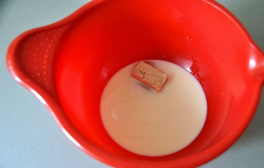 1. Этап. Венский рулет: В теплое молоко (125 мл.) добавьте дрожжи и 1 столовую ложку сахара от количества, предназначенного для теста, поставьте в теплое место на 15 минут.