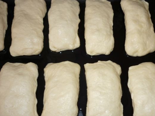 1. Этап. Пирожки с сыром: 7. Выложить слепленные пирожки с сыром в домашних условиях на противень, смазанный маслом, или застеленный пергаментом для выпечки.