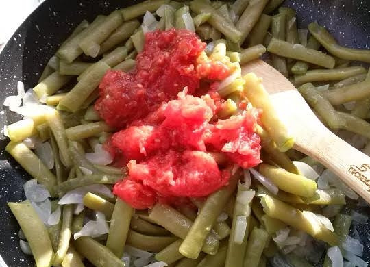 1. Этап. Лобио классическое: 5. Нарежьте помидоры на кусочки и добавьте к фасоли. Посолите по вкусу и тушите минут пять под закрытой крышкой. Затем добавляете мелко нарубленную кинзу. Лобио вкусно и горячим, и охлажденным. Подавали нам его с мамалыгой - кашей из кукурузной муки. Приятного аппетита!