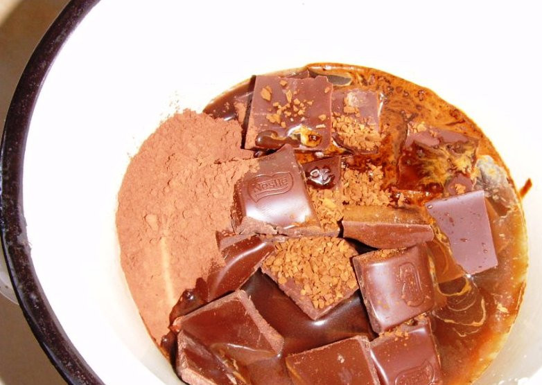 1. Этап. Немецкий шоколадный торт: Соедините в кастрюле шоколад, кофе, 2 ложки какао и полстакана воды.