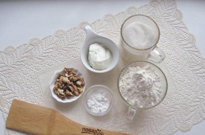 1. Этап. Сметанный торт с грецкими орехами: Подготовьте ингредиенты для приготовления торта.