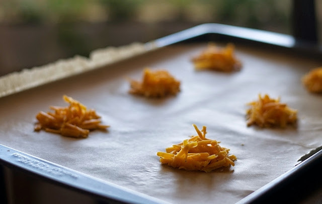 1. Этап. Капустно-тыквенный суп: 4. Пока суп готовится, сделайте чипсы. Разогрейте духовку до 180 градусов. На противень с фольгой натрите крупно сыр в виде кружков в 2 см. Запекайте чипсы 10 минут.